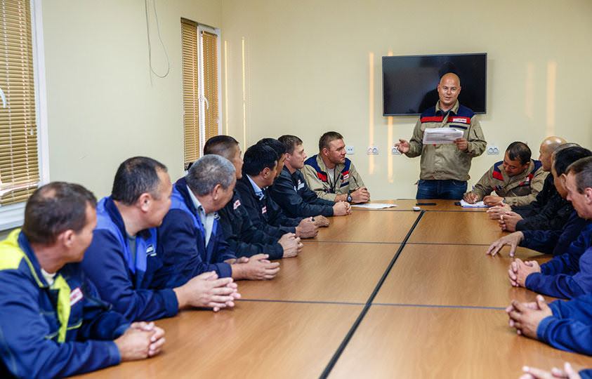 ҚЫЗМЕТКЕРЛЕР 